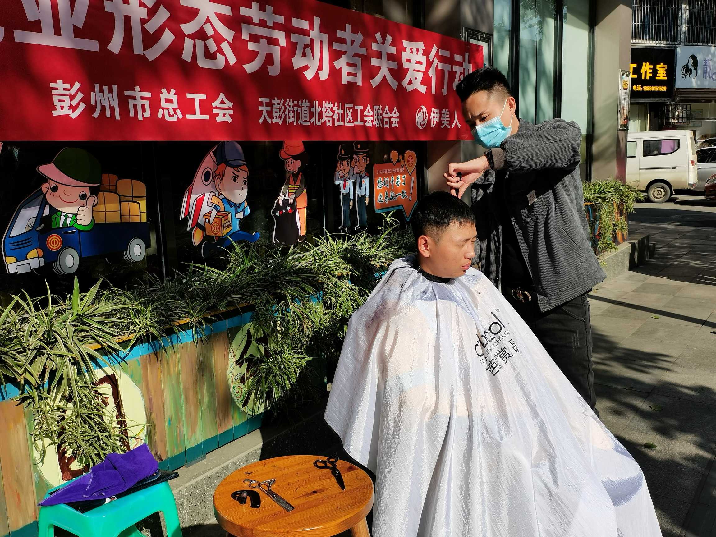 彭州市漫天欣职工家园为新就业形态劳动者提供休息 1_缩小大小.jpg