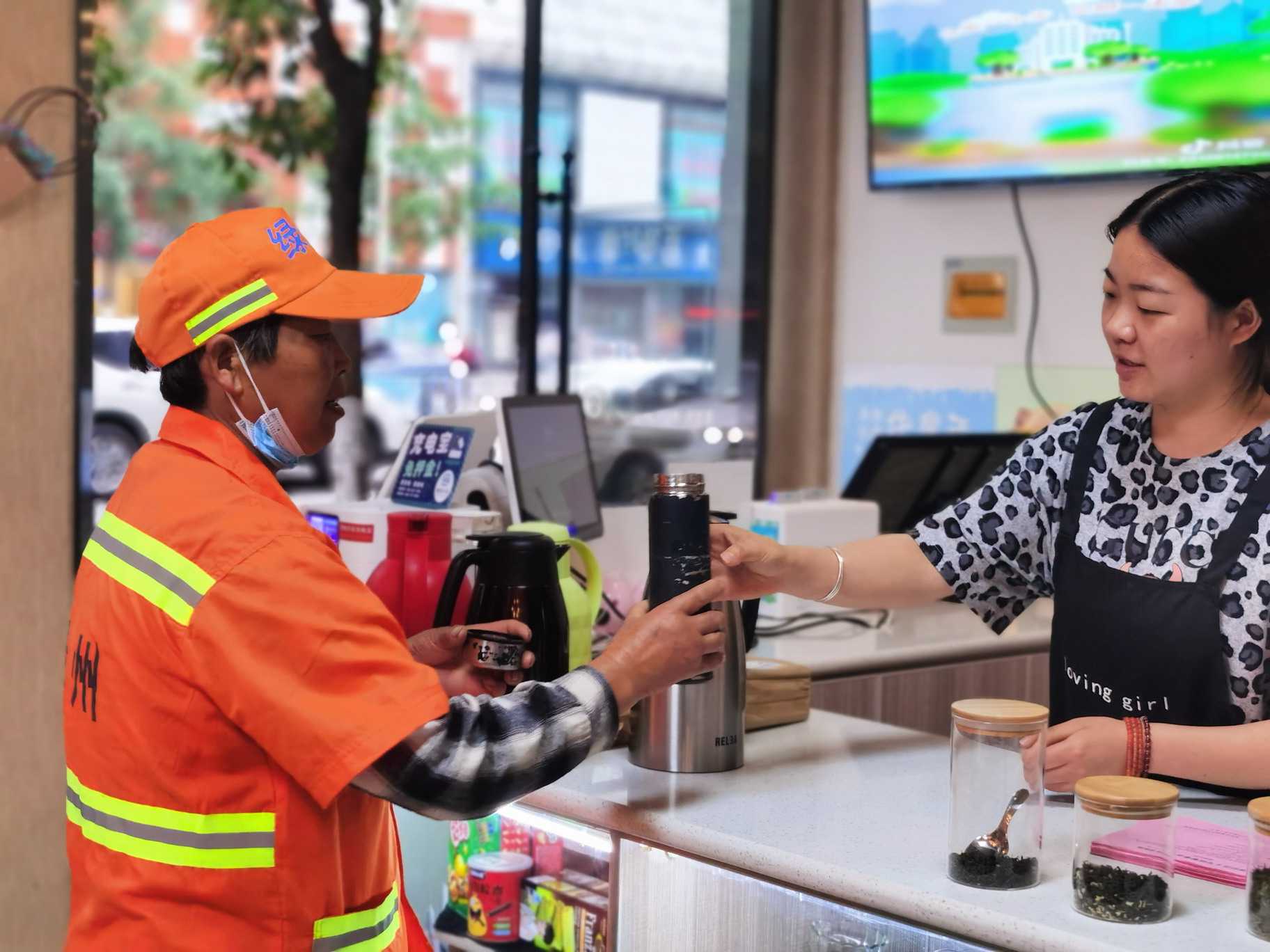 彭州市漫天欣职工家园为新就业形态劳动者提供休息 2_缩小大小.jpg