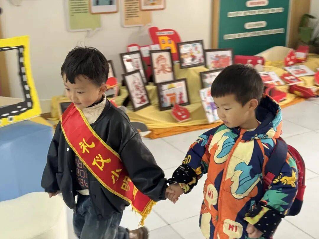 十一月，我们共同画了一卷秋天